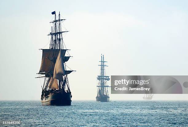 alto los buques en la niebla de niebla de la mañana - pirate ship fotografías e imágenes de stock