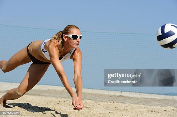 jogador de vôlei salvar a bola na maneira atraente - beach volley - fotografias e filmes do acervo