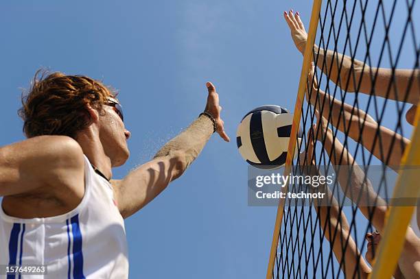 voleibol playero acción in mid-air - volear fotografías e imágenes de stock
