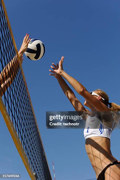 beach volley azione in mid-air - womens beach volleyball foto e immagini stock