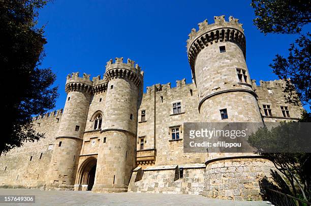 rhodes castillo medieval knights/palace - pueblo de rodas fotografías e imágenes de stock