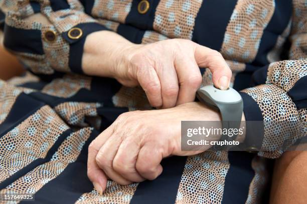 sistema de llamada de emergencia - alarma de seguridad fotografías e imágenes de stock