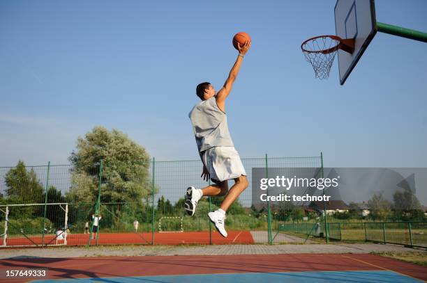 making basket - jump shot stockfoto's en -beelden