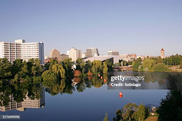 tôt le matin avec vue sur la ville de spokane, dans l'état de washington - spokane photos et images de collection