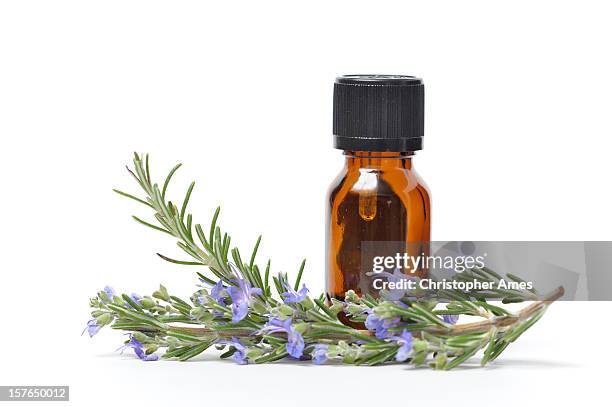 aceite esencial con romero fresco con sprigs - rosemary fotografías e imágenes de stock