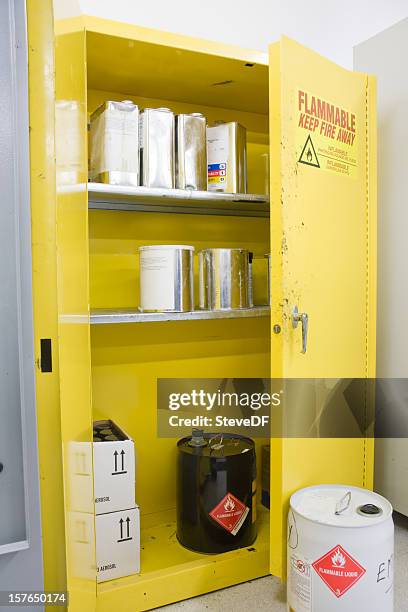 有害化学物質の様々なロッカーに保管コンテナ内に - storage compartment ストックフォトと画像