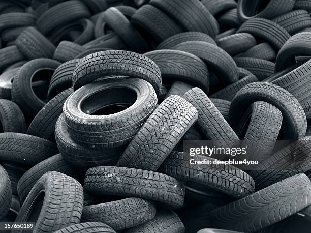 viejos coches usados tires pila de fondo - neumático fotografías e imágenes de stock
