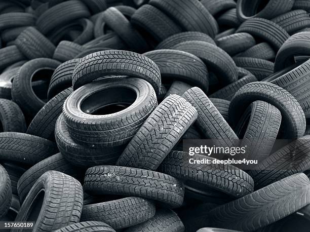 old black car tire rubber - autoband stockfoto's en -beelden