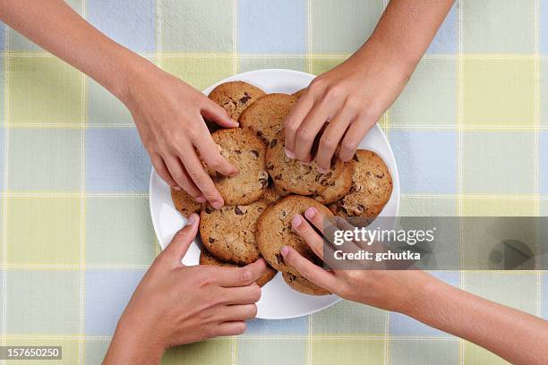 クッキーの軽食プレート - 子供のみ ストックフォトと画像