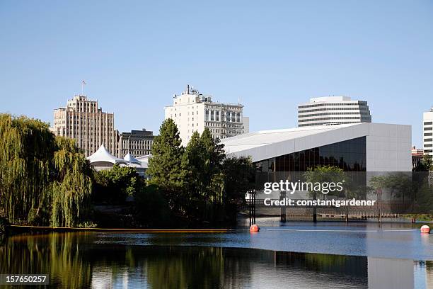 ワシントン州スポーケンの街並み、川やパフォーミングアーツセンター - spokane ストックフォトと画像