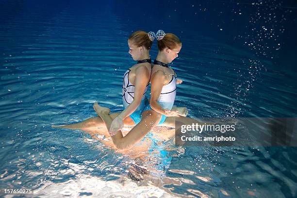 équipe de natation synchronisée - synchronized swimming photos et images de collection