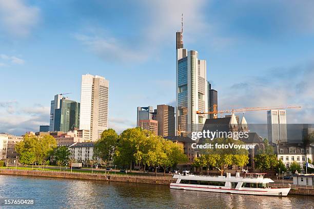 frankfurt banken und boote der innenstadt wolkenkratzer sunrise main, deutschland - frankfurt main tower stock-fotos und bilder