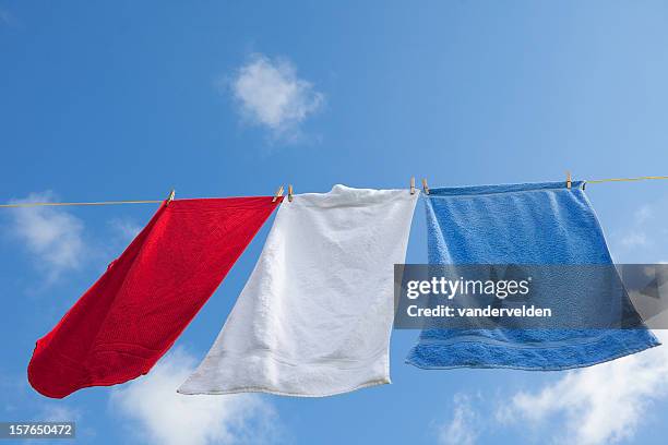 tricolor toallas soplando en el viento - ropa tendida fotografías e imágenes de stock