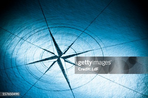 Hand-drawn compass rose auf blauem Papier Hand-drawn compass rose auf blauem Papier