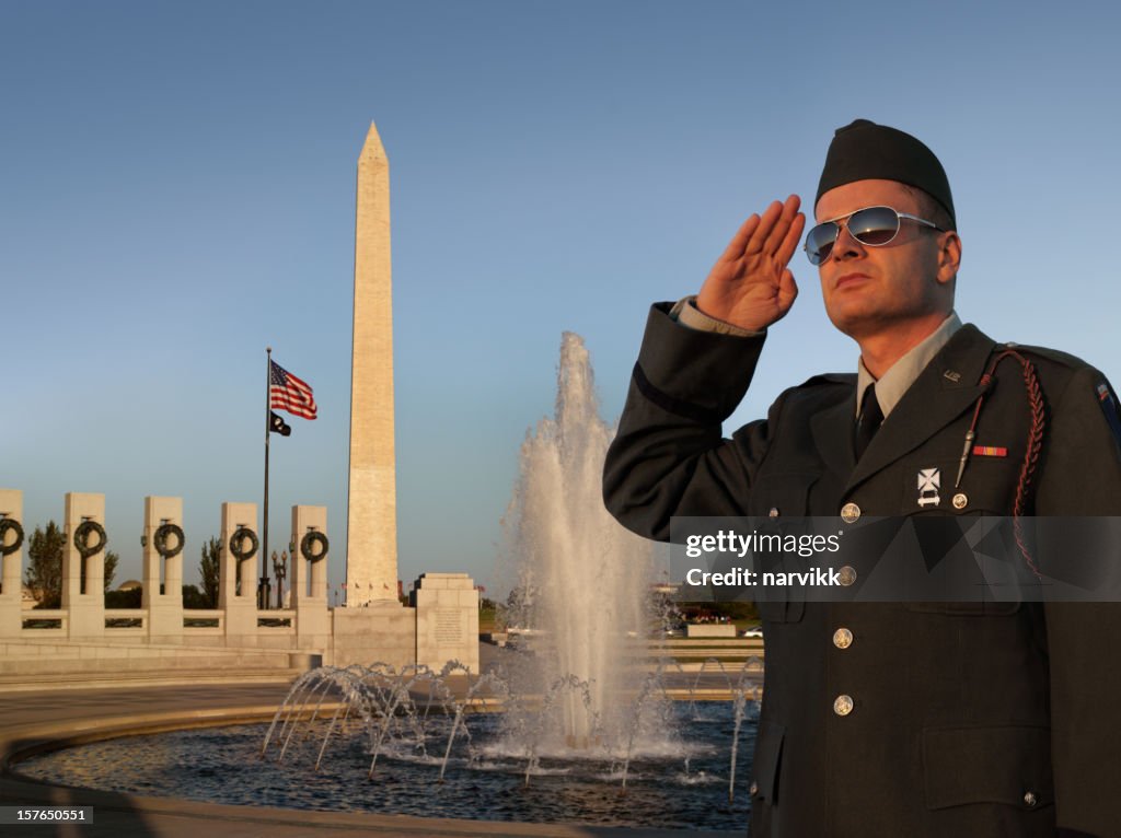 Hacer un saludo nosotros Soldier en Washington DC monumento de la II Guerra Mundial