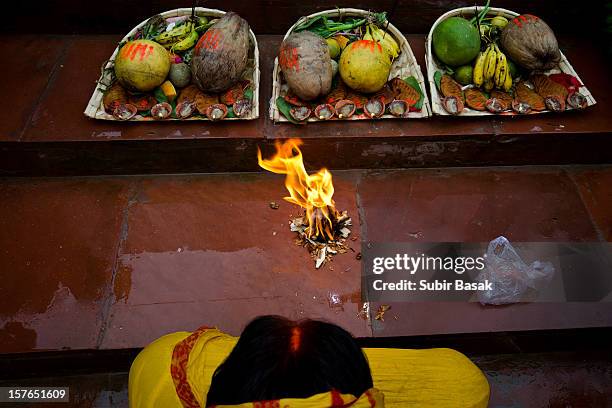a woman performs her ritual at chhat festival - chhath festival stock-fotos und bilder