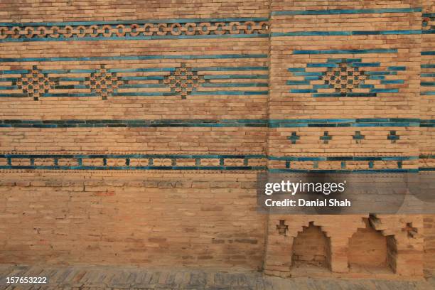 red and blue floral tiled symmetrical ancient wall - dera ismail khan stock pictures, royalty-free photos & images