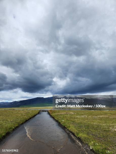 empty road along countryside landscape - matt mccloskey stock pictures, royalty-free photos & images