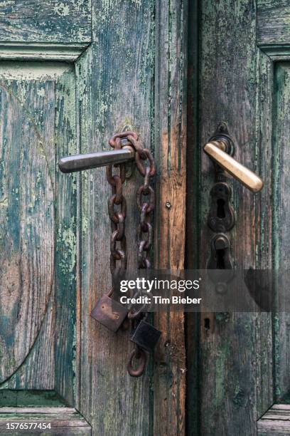 chain and lock on door. - plano fijo fotografías e imágenes de stock