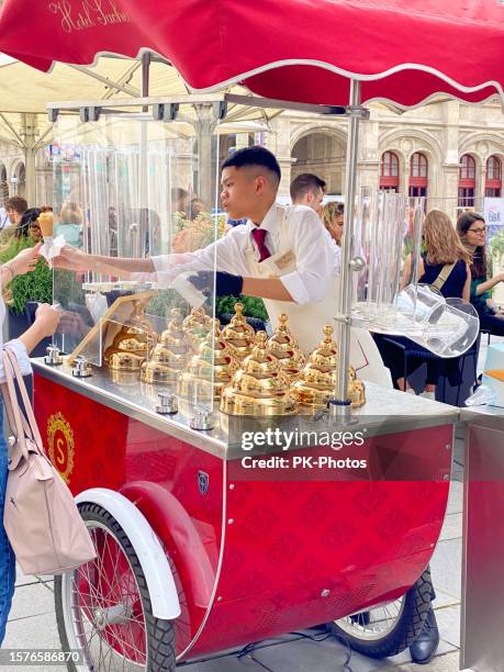 eisverkauf vor dem hotel sacher, wien, österreich - wiener graben stock-fotos und bilder