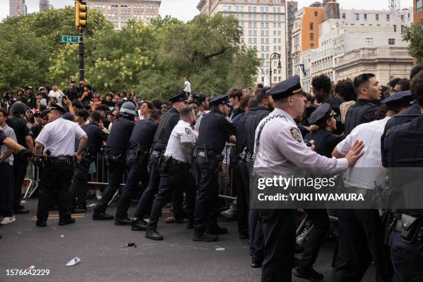 Recent Police Riot New York City Police Riot Photos and Premium High Res Pictures - Getty ...