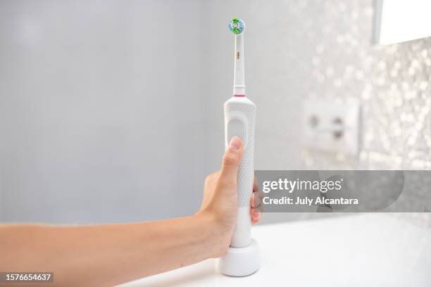 children use electric toothbrush - electric toothbrush stockfoto's en -beelden