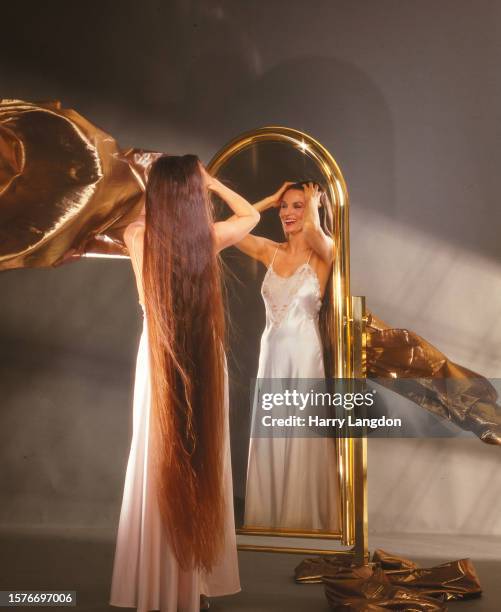 Country Singer Crystal Gayle poses for a portrait in 1986 in Los Angeles, California.