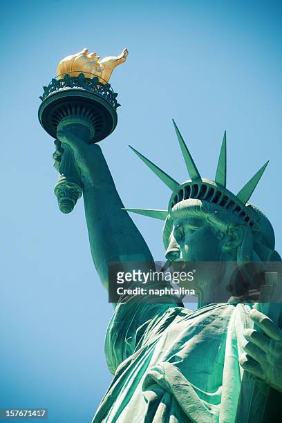 statue of liberty-nahaufnahme - head torch stock-fotos und bilder