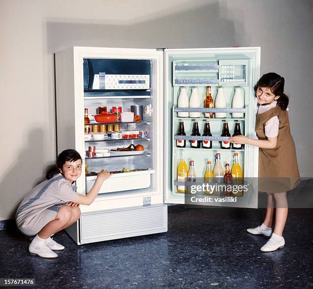 children doing refrigerator advertising in the 60s - sixties stockfoto's en -beelden