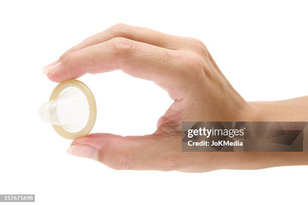 segurando um condom - condoms - fotografias e filmes do acervo
