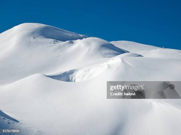 schneewehe - schneehaufen stock-fotos und bilder