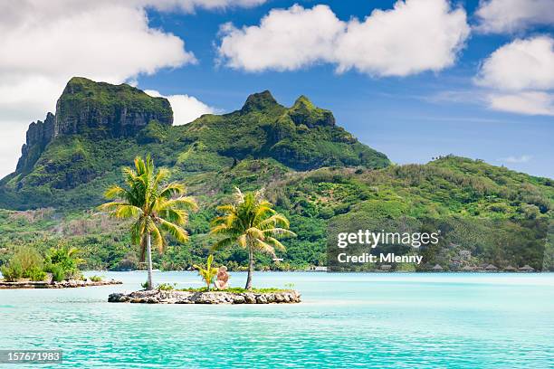 bora-bora island airport lagune tiki-insel - bora bora atoll stock-fotos und bilder