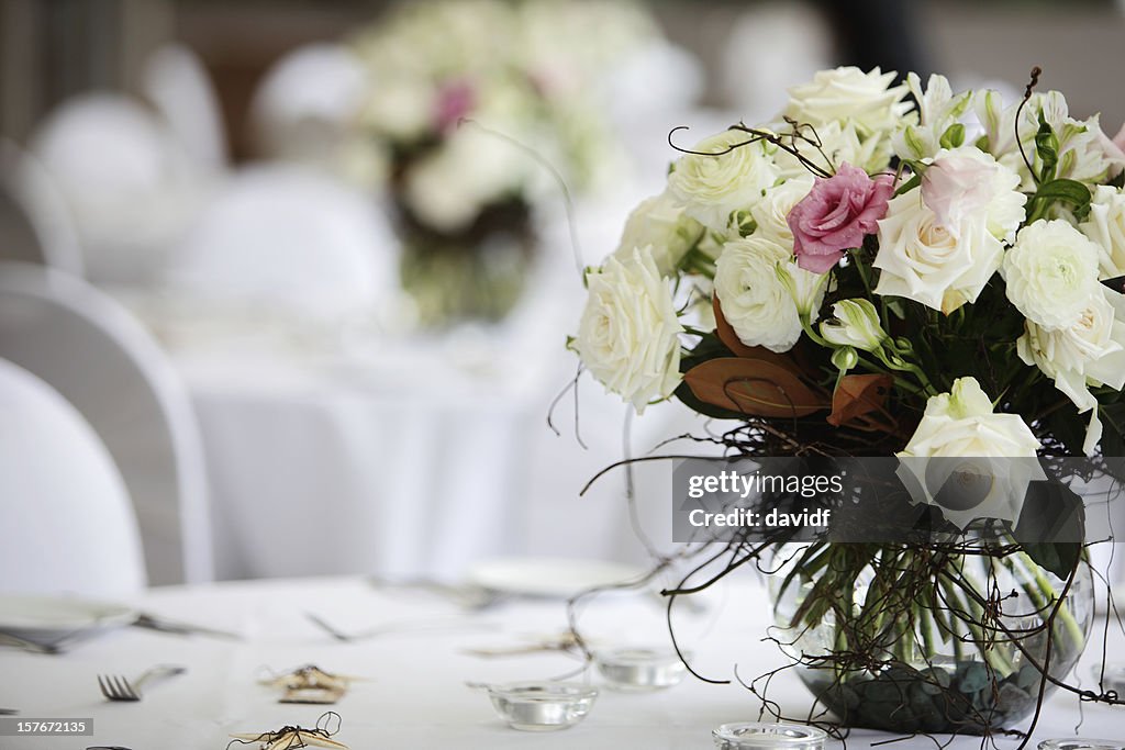 Tischdekoration mit Blumenmuster