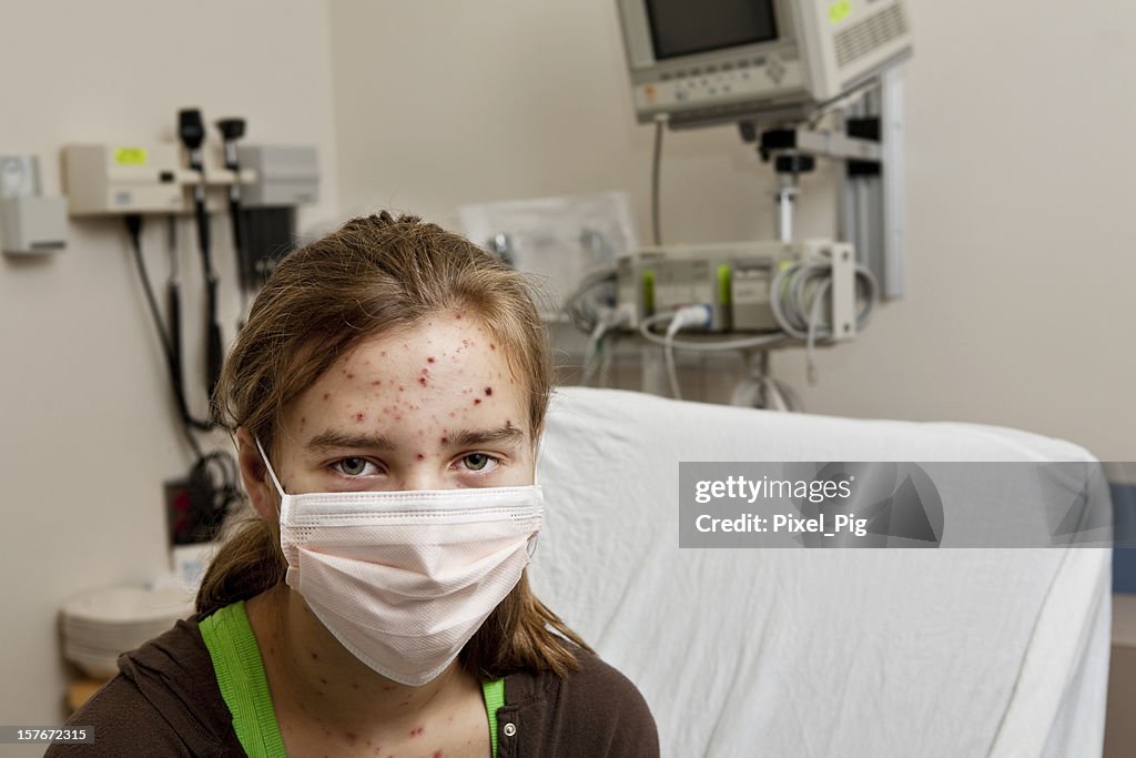 Chica con varicela en aislamiento habitación