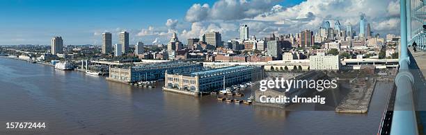 morning panorama of penns landing and city of philadelphia - philadelphia townhouse homes stockfoto's en -beelden