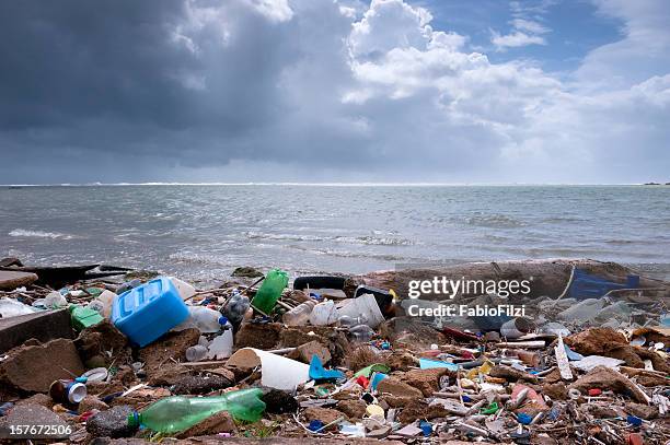 ゴミのビーチ - ゴミ ストックフォトと画像