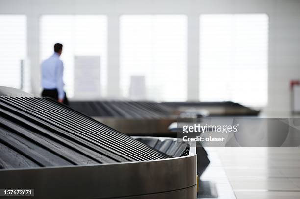 conveyour belt at airport - defeat stockfoto's en -beelden