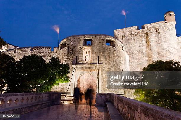 dubrovnik à noite - muro fortificado imagens e fotografias de stock