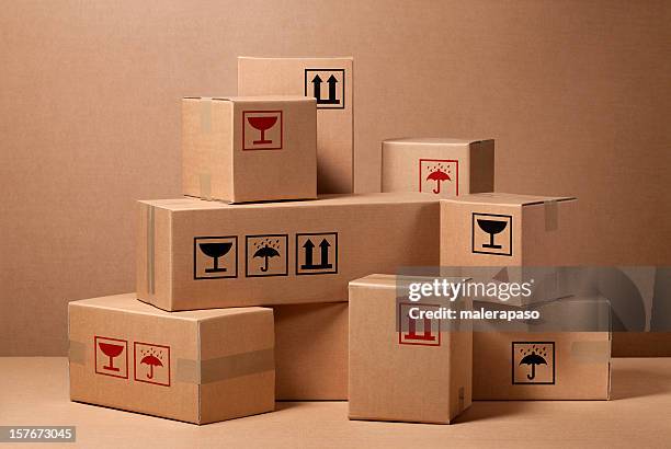 cajas de cartón - envase de cartón fotografías e imágenes de stock