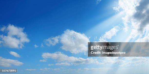 pulire il sole nel cielo - soleggiato foto e immagini stock