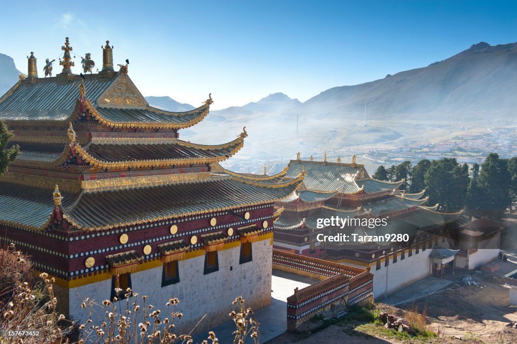 Lama-Tempel in nebligen Morgen