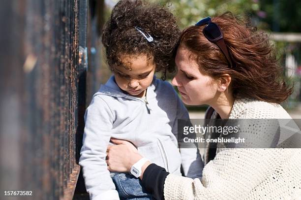 mother consoling unhappy 4 year old daughter - smart cities stockfoto's en -beelden