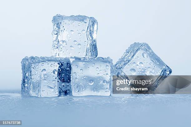 cubos de hielo - cubito de hielo fotografías e imágenes de stock
