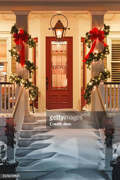 einladende weihnachten türrahmen mit schnee auf veranda treppe mit geländer - threshold stock-fotos und bilder
