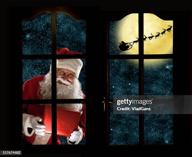 santa claus mit seinem deer schlitten in the moon - secret santa stock-fotos und bilder