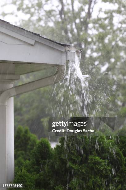 overflowing gutter during heavy rainfall - rain garden stock pictures, royalty-free photos & images