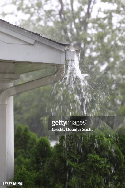 overflowing gutter during heavy rainfall - rain gutter imagens e fotografias de stock
