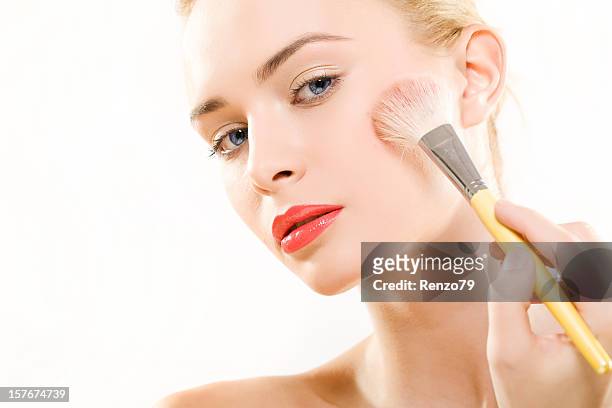 servizio di trucco professionale - applying makeup with brush foto e immagini stock