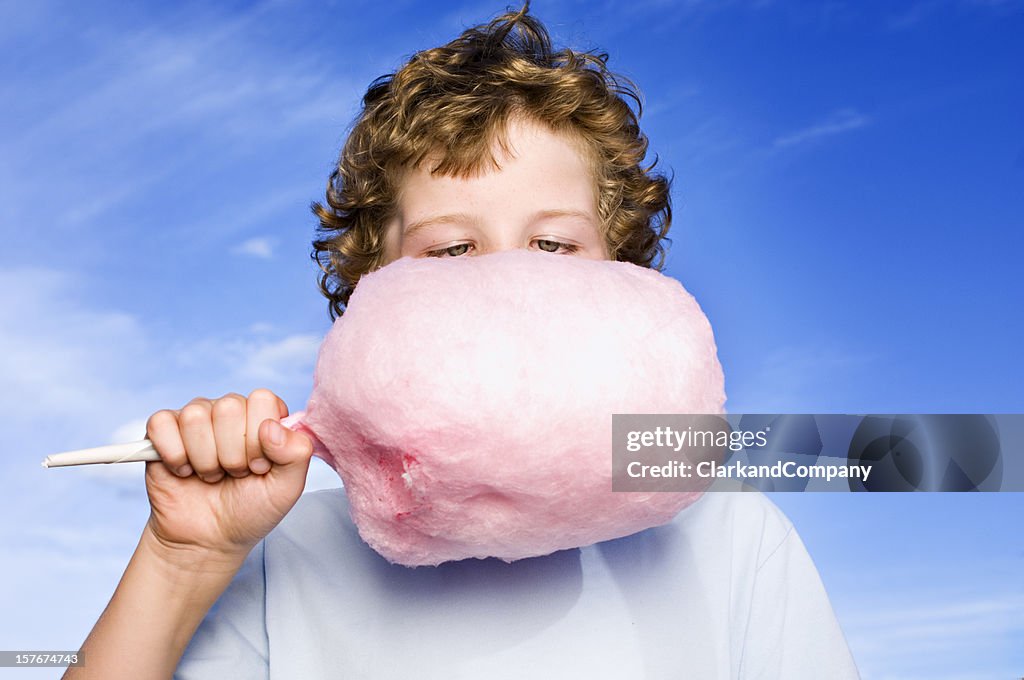 Junge hält ein Zuckerwatte oder Zuckerwatte