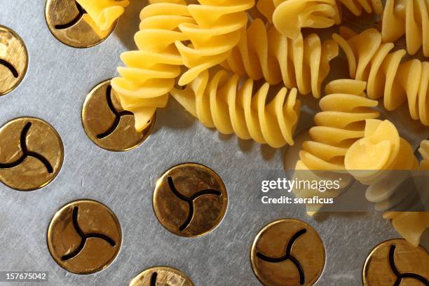 fusili auf extruder - bronze stock-fotos und bilder